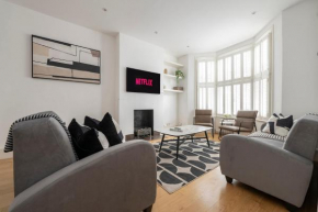 Fulham Spacious & Luxe House with Parking & Garden